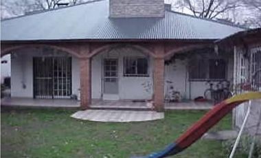 Chalet 6 ambientes sobre lote amplio- Ituzaingó