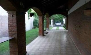 Chalet 6 ambientes sobre lote amplio- Ituzaingó