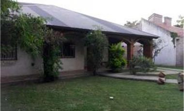 Chalet 6 ambientes sobre lote amplio- Ituzaingó