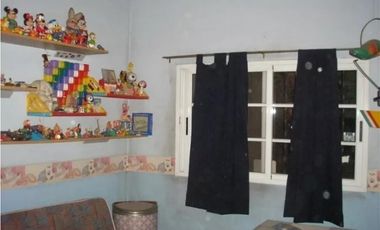 Chalet 6 ambientes sobre lote amplio- Ituzaingó