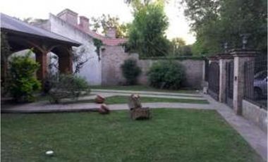 Chalet 6 ambientes sobre lote amplio- Ituzaingó