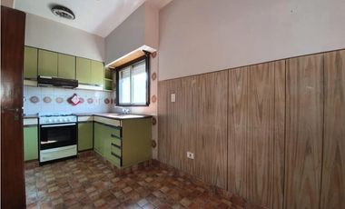 CASA AMERICANA3 AMBIENTES EN DOS PLANTAS CON LOCAL COMERCIAL- Ituzaingó Norte