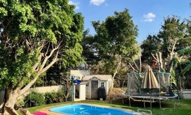 Casa con alberca con dos búngalos en fraccionamiento con seguridad
