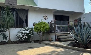 Casa con alberca con dos búngalos en fraccionamiento con seguridad