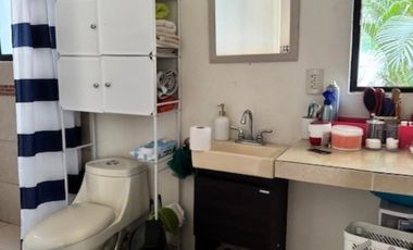 Casa con alberca con dos búngalos en fraccionamiento con seguridad