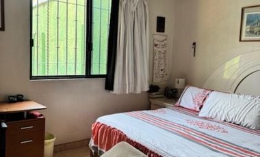 Casa con alberca con dos búngalos en fraccionamiento con seguridad