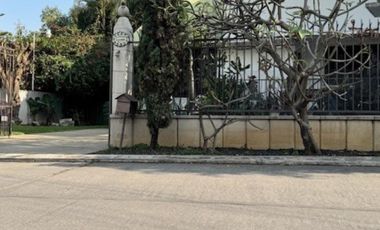 Casa con alberca con dos búngalos en fraccionamiento con seguridad