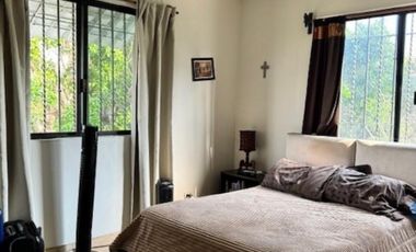 Casa con alberca con dos búngalos en fraccionamiento con seguridad