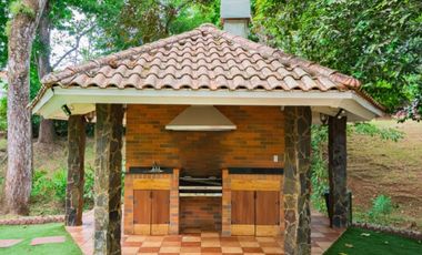 Exclusividad y Naturaleza en Perfecta Armonía: Tu Hogar en Camino de Cruces, Clayton