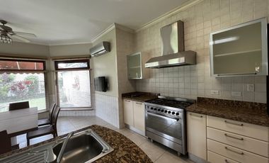 Casa en Camino de Cruces de 2 niveles con amplio jardin