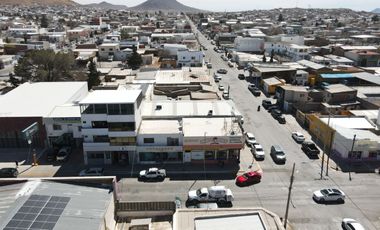 Edificio de 4 pisos, calle principal excelente ubicación