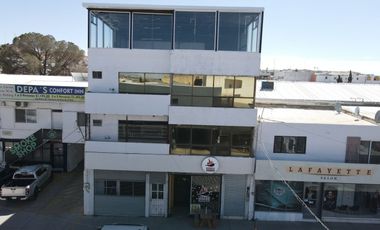 Edificio de 4 pisos, calle principal excelente ubicación