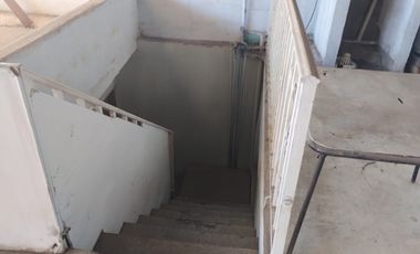 Edificio de 4 pisos, calle principal excelente ubicación