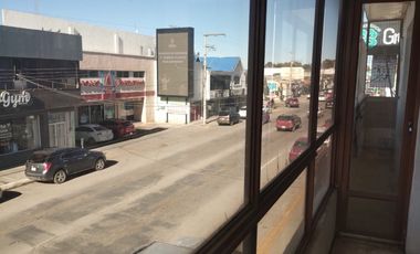 Edificio de 4 pisos, calle principal excelente ubicación