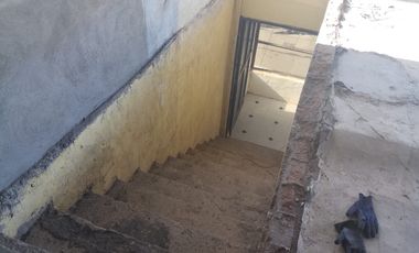 Edificio de 4 pisos, calle principal excelente ubicación