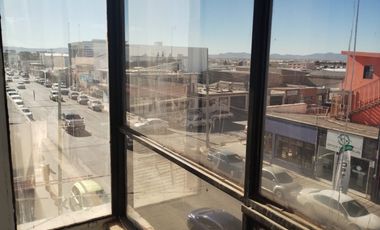 Edificio de 4 pisos, calle principal excelente ubicación