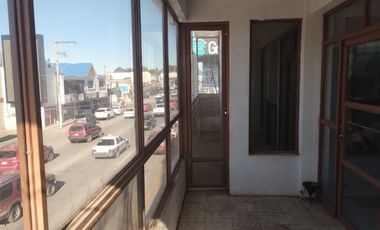 Edificio de 4 pisos, calle principal excelente ubicación