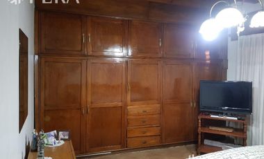 Venta de Casa 3 ambientes con fondo libre y quincho Wilde. Excelente ubicación.