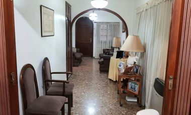 Venta de Casa 3 ambientes con fondo libre y quincho Wilde. Excelente ubicación.