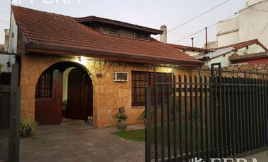 Venta de Casa 3 ambientes con fondo libre y quincho Wilde. Excelente ubicación.