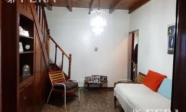 Venta de Casa 3 ambientes con fondo libre y quincho Wilde. Excelente ubicación.