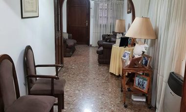 Venta de Casa 3 ambientes con fondo libre y quincho Wilde. Excelente ubicación.