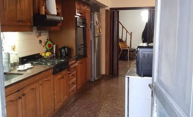 Venta de Casa 3 ambientes con fondo libre y quincho Wilde. Excelente ubicación.