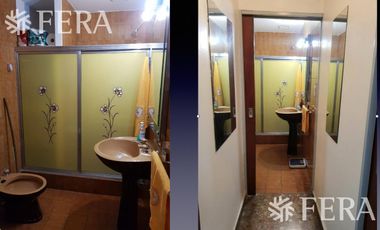Venta de Casa 3 ambientes con fondo libre y quincho Wilde. Excelente ubicación.