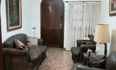 Venta de Casa 3 ambientes con fondo libre y quincho Wilde. Excelente ubicación.