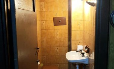 Venta de Casa 3 ambientes con fondo libre y quincho Wilde. Excelente ubicación.