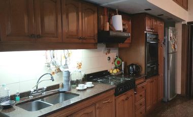 Venta de Casa 3 ambientes con fondo libre y quincho Wilde. Excelente ubicación.