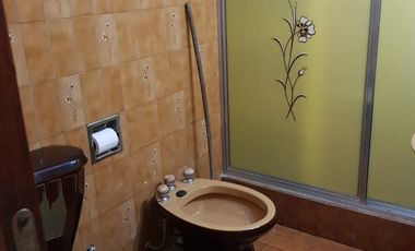 Venta de Casa 3 ambientes con fondo libre y quincho Wilde. Excelente ubicación.