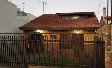 Venta de Casa 3 ambientes con fondo libre y quincho Wilde. Excelente ubicación.