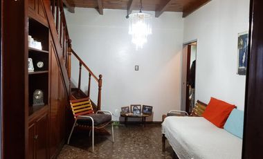 Venta de Casa 3 ambientes con fondo libre y quincho Wilde. Excelente ubicación.