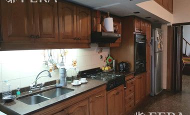 Venta de Casa 3 ambientes con fondo libre y quincho Wilde. Excelente ubicación.
