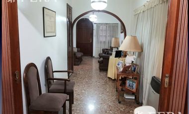Venta de Casa 3 ambientes con fondo libre y quincho Wilde. Excelente ubicación.