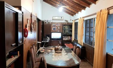 Venta de Casa 3 ambientes con fondo libre y quincho Wilde. Excelente ubicación.