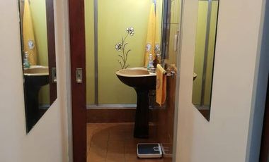 Venta de Casa 3 ambientes con fondo libre y quincho Wilde. Excelente ubicación.