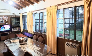 Venta de Casa 3 ambientes con fondo libre y quincho Wilde. Excelente ubicación.