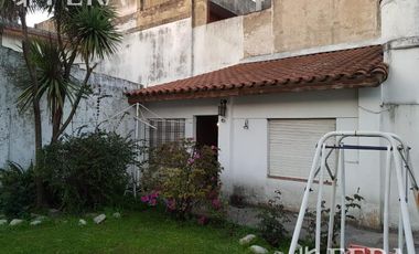 Venta de Casa 3 ambientes con fondo libre y quincho Wilde. Excelente ubicación.