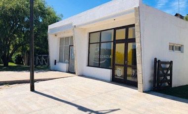 CASA EN MAR DE COBO CON DOS LOCALES