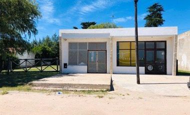 CASA EN MAR DE COBO CON DOS LOCALES