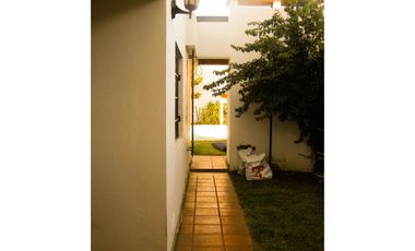 CASA EN VENTA - GRANADERO BAIGORRIA