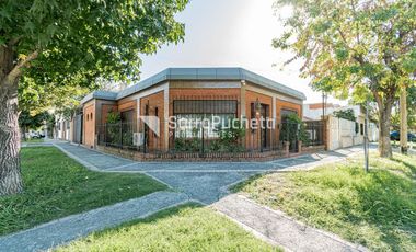 Venta casa 4 ambientes con patio, parrila y cochera en Villa Luzuriaga.