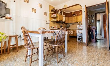 Venta casa 4 ambientes con patio, parrila y cochera en Villa Luzuriaga.