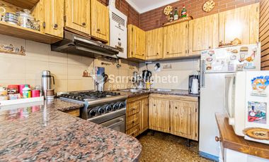 Venta casa 4 ambientes con patio, parrila y cochera en Villa Luzuriaga.
