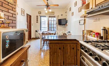 Venta casa 4 ambientes con patio, parrila y cochera en Villa Luzuriaga.
