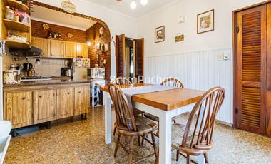 Venta casa 4 ambientes con patio, parrila y cochera en Villa Luzuriaga.