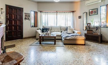 Venta casa 4 ambientes con patio, parrila y cochera en Villa Luzuriaga.