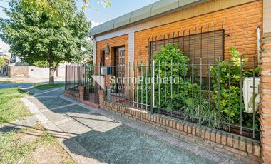 Venta casa 4 ambientes con patio, parrila y cochera en Villa Luzuriaga.